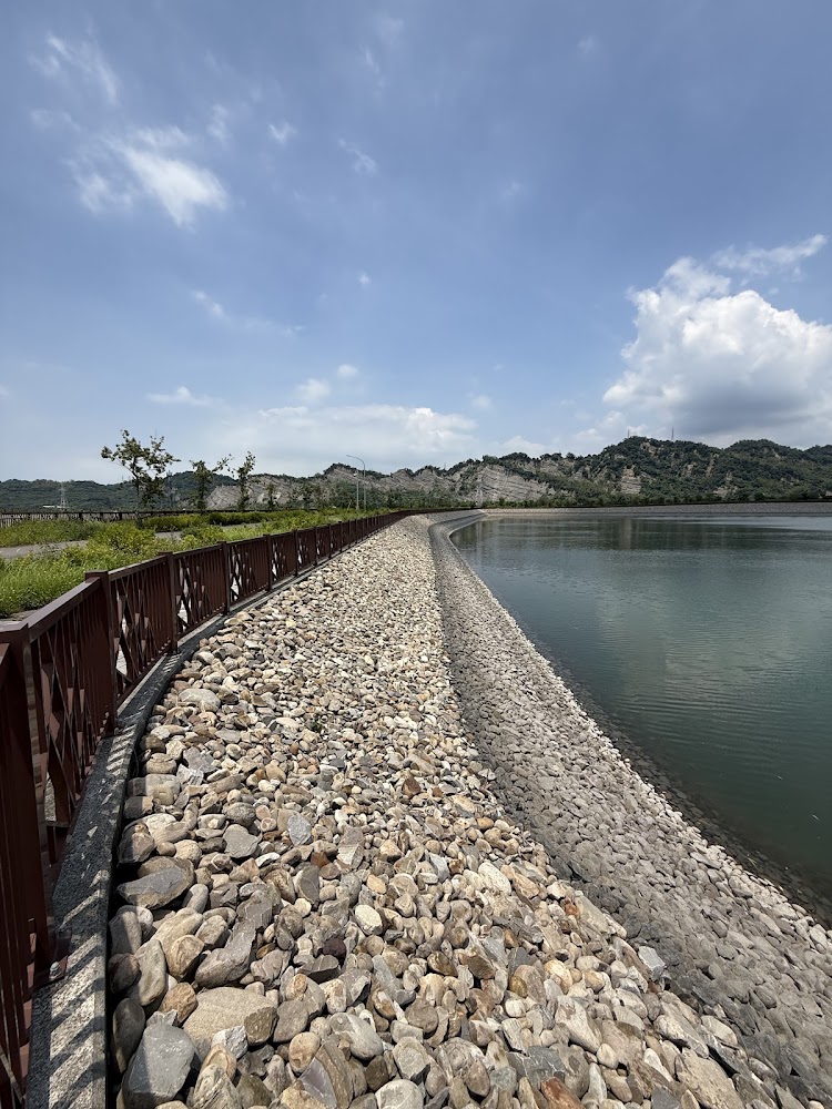 鳥嘴潭人工湖堤岸景觀