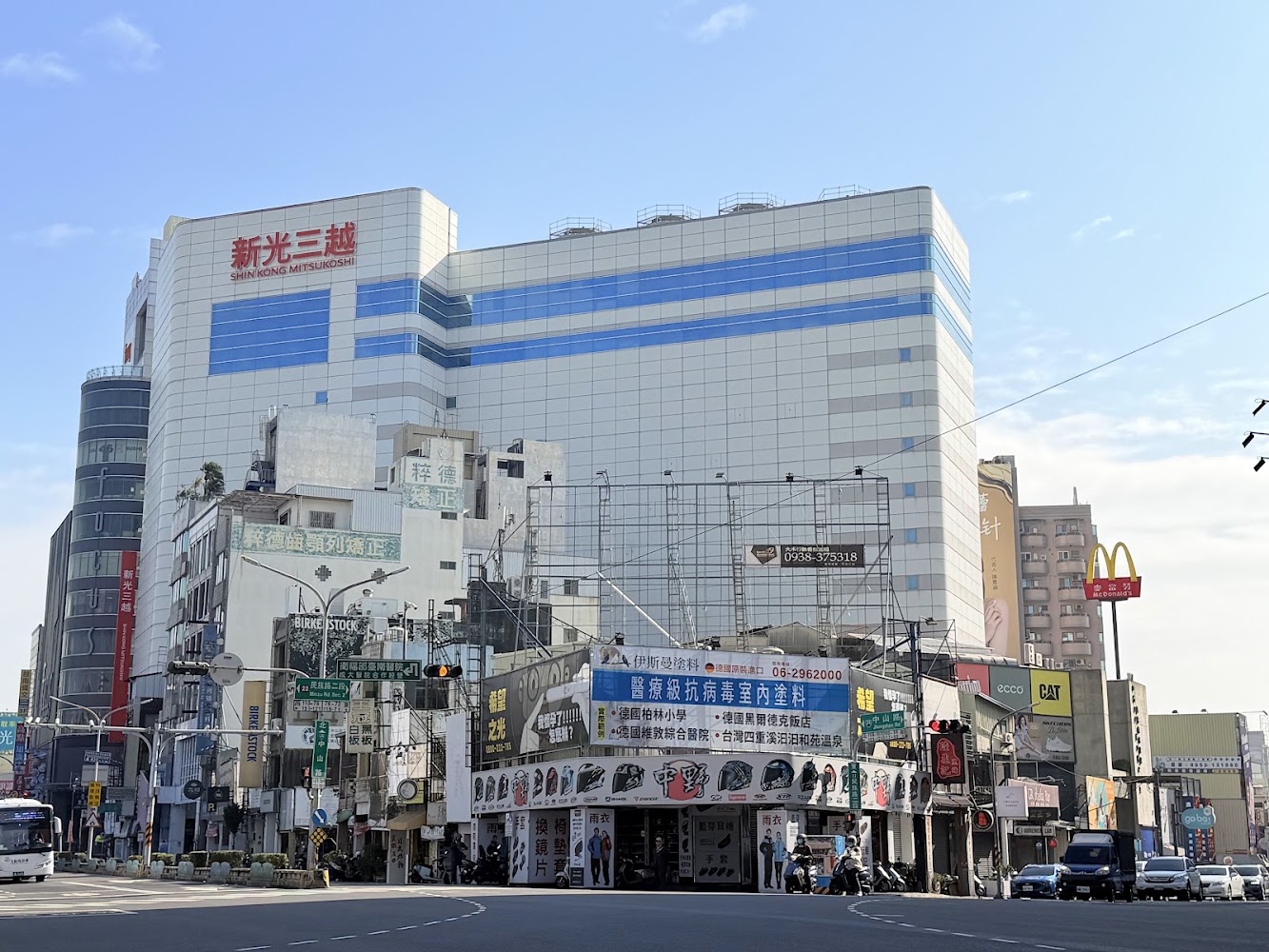 新光三越中山店外觀與街景