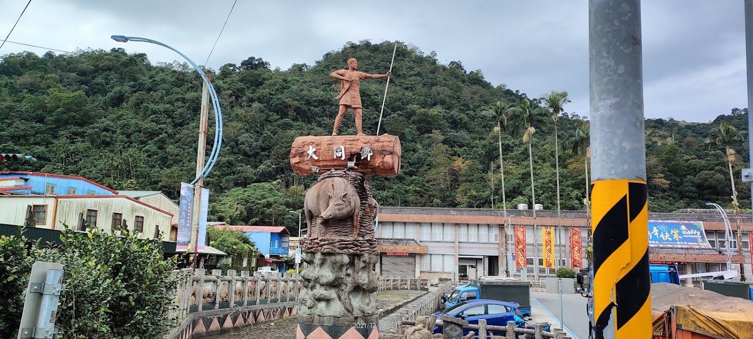 原住民族戰士雕像與山景