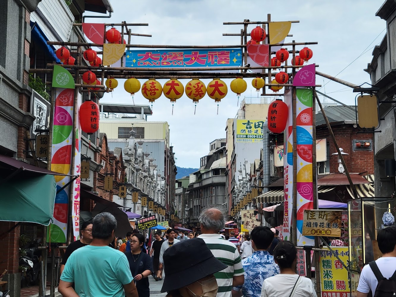 大溪老街入口牌樓與遊客街景