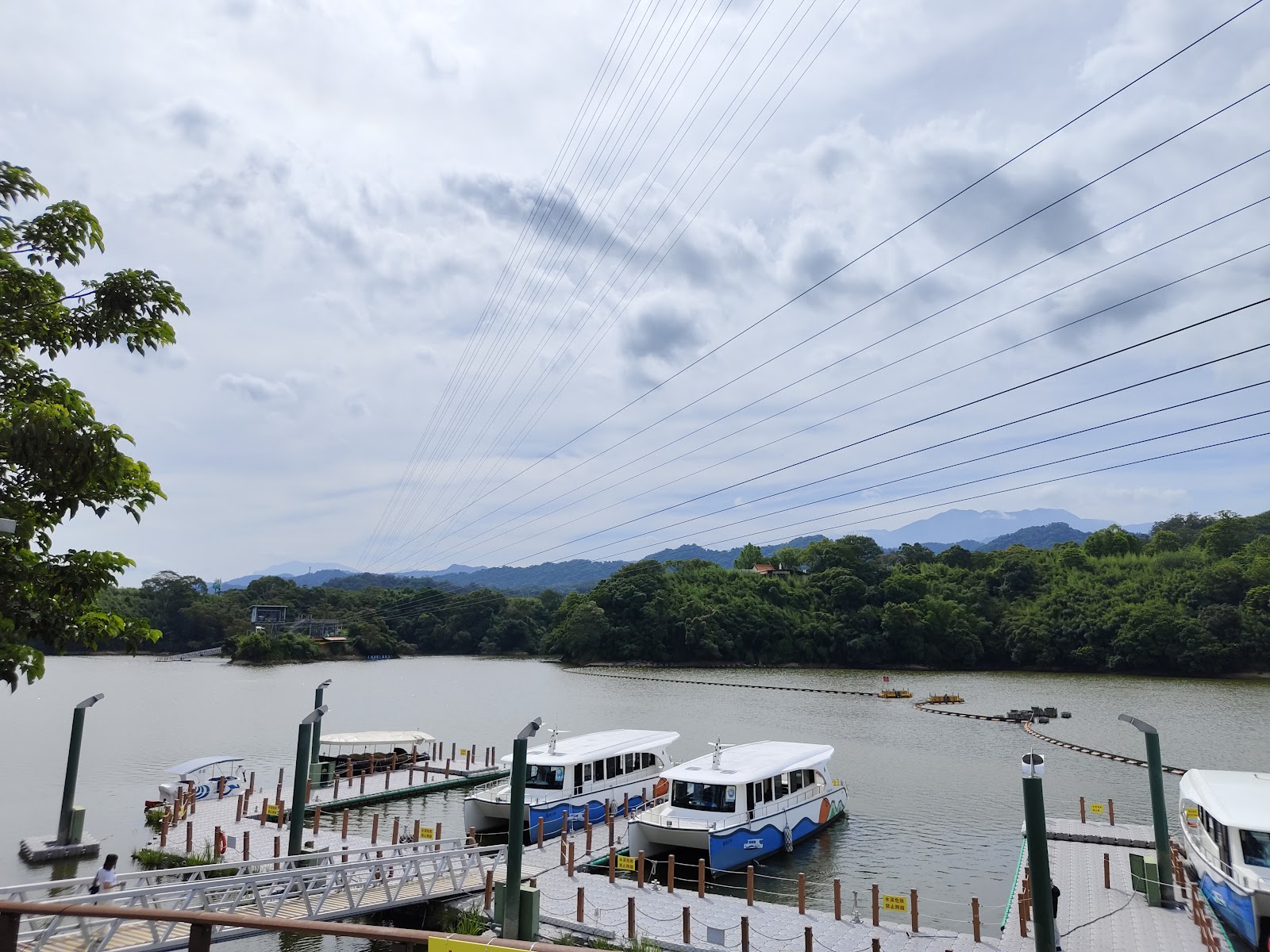 明德水庫遊船碼頭兩艘藍白遊覽船停靠山丘倒影湖面