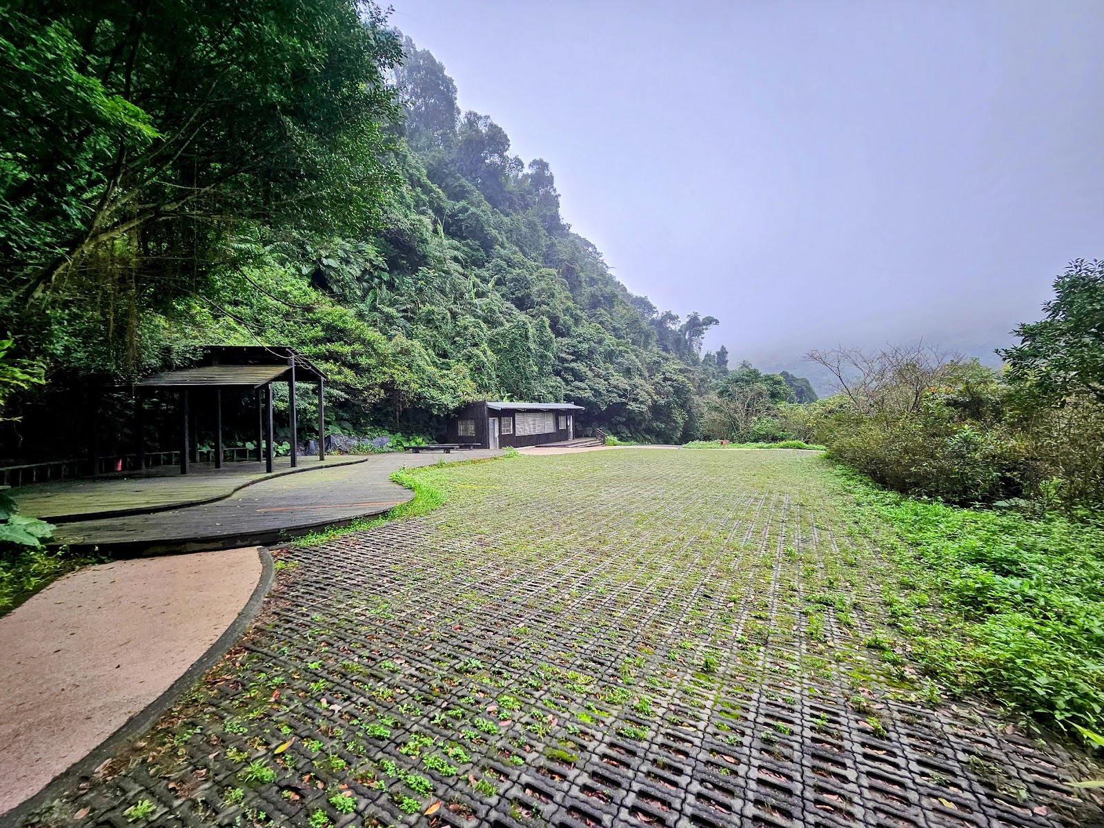 暖東峽谷入口廣場涼亭，薄霧繚繞山林間如詩如畫