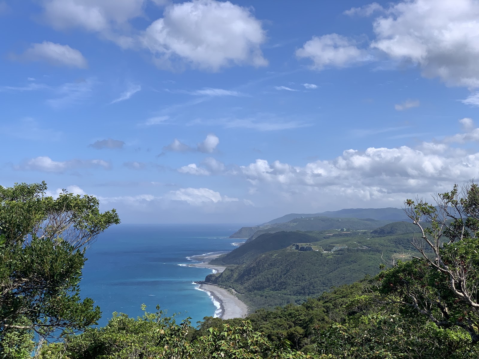 屏東牡丹鄉旭海草原遊樂區山頂俯瞰太平洋蔚藍大海翠綠山坡