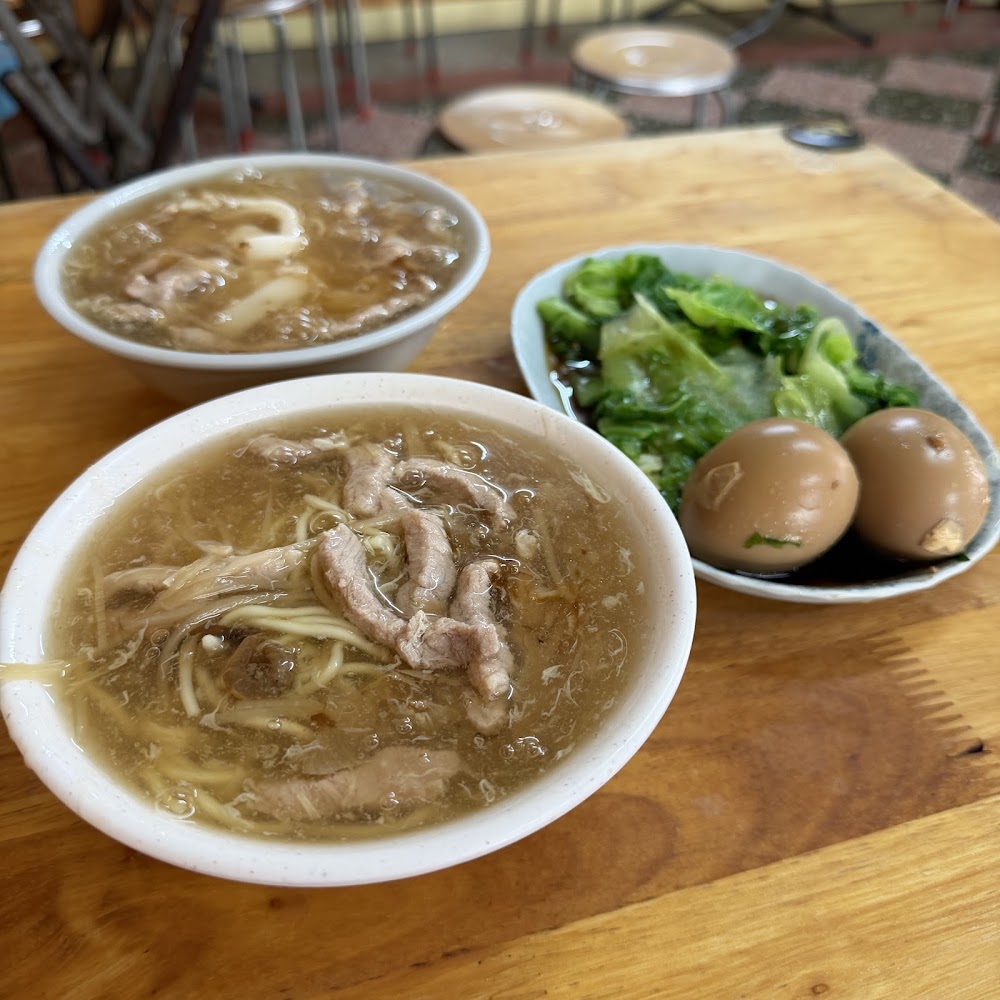 虎尾魷魚羹麵兩碗羹麵與燙青菜