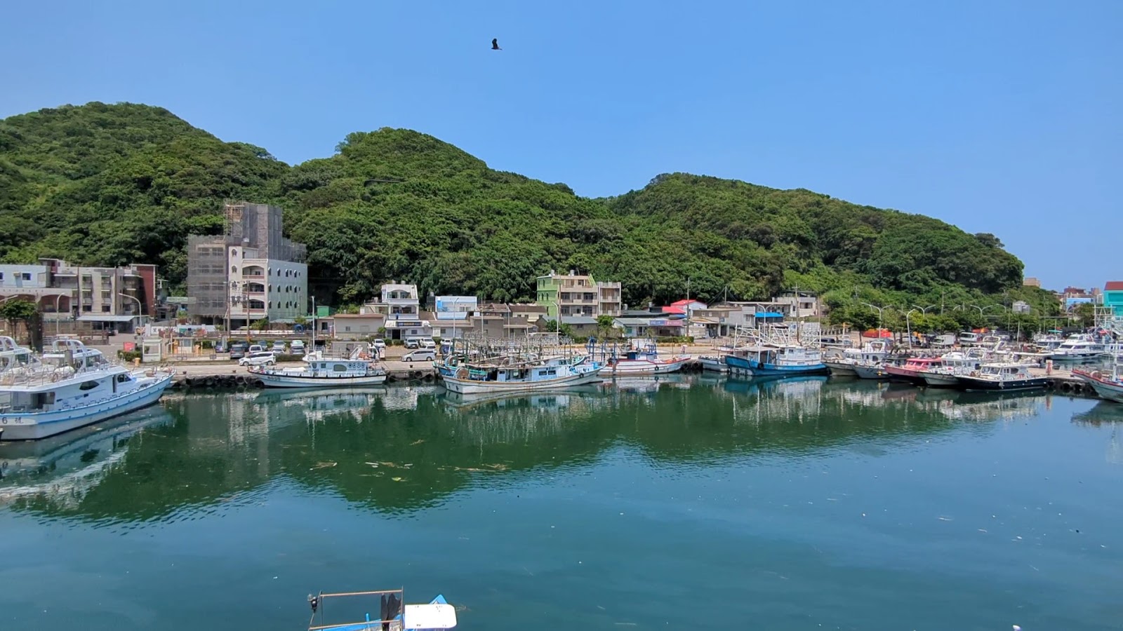 深澳漁港海景藍天倒影靜謐漁村