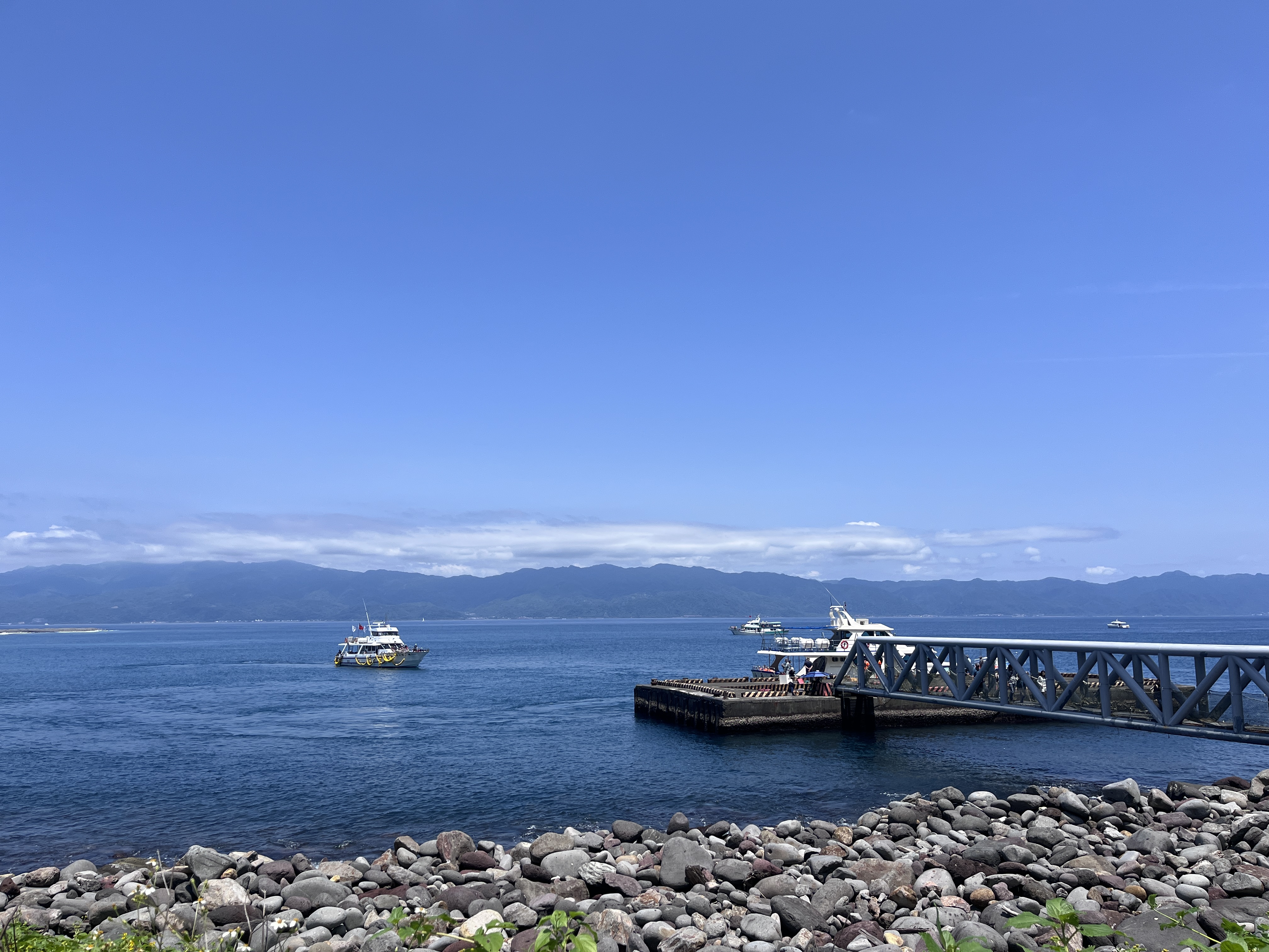 藍天大海與碼頭船隻景色