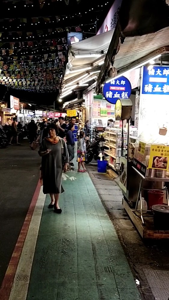 師大夜市街景,可見多間小吃攤與許多逛街人潮。
