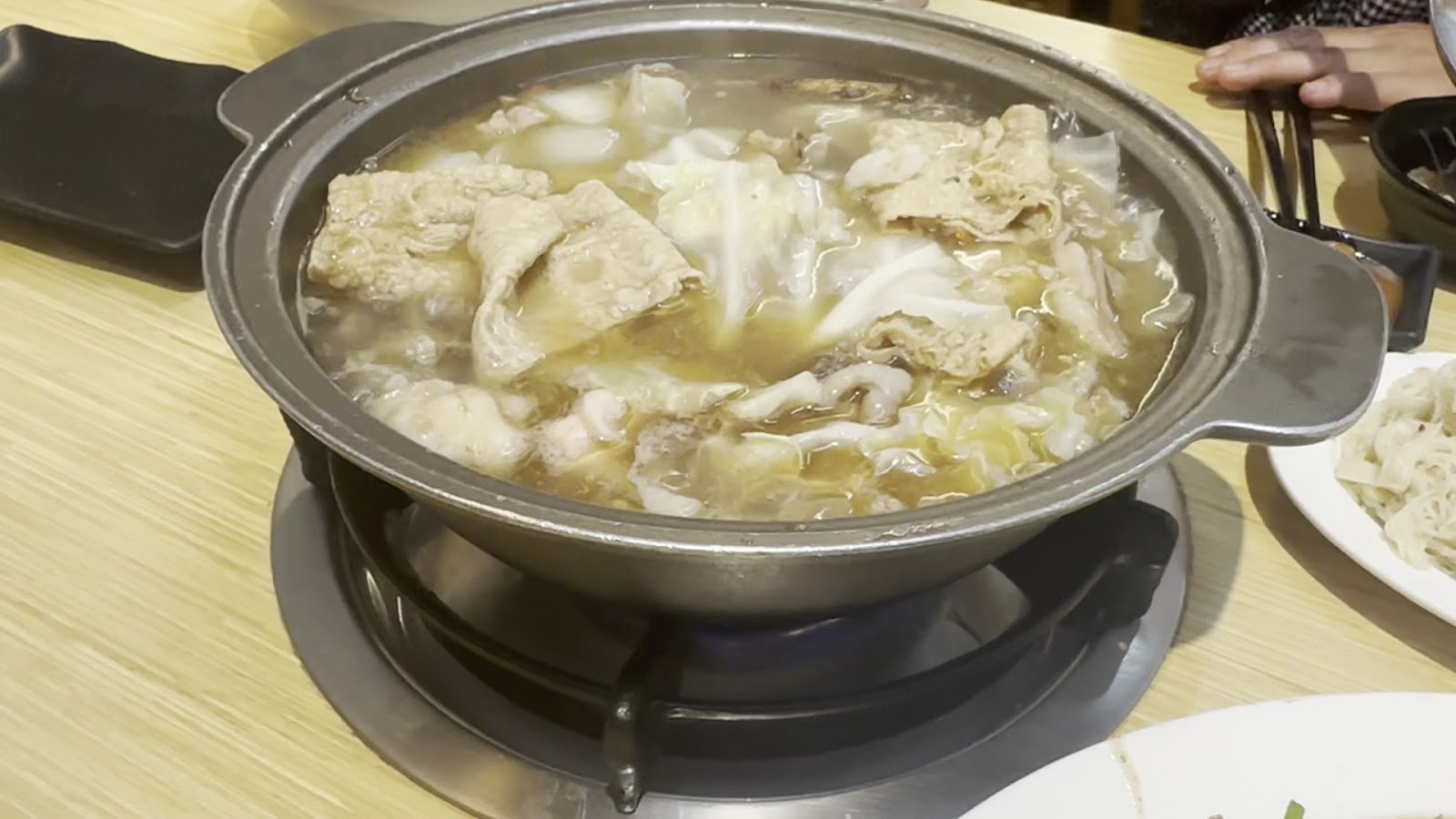 溪湖阿秀羊肉爐招牌羊肉爐火鍋,乳白色羊骨高湯翻滾沸騰,羊肉與蔬菜同煮