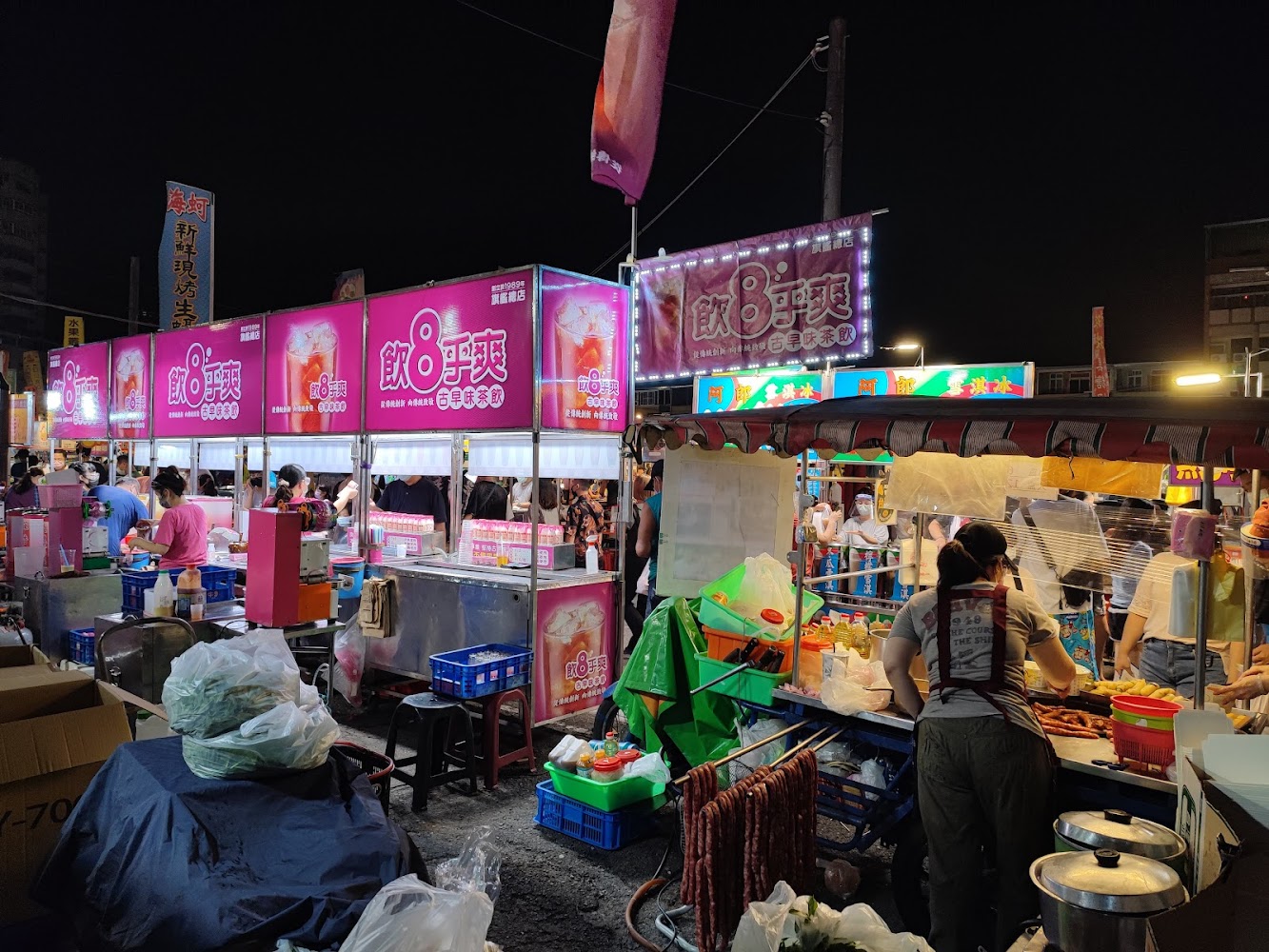 武聖夜市粉紅招牌攤位與排隊人潮