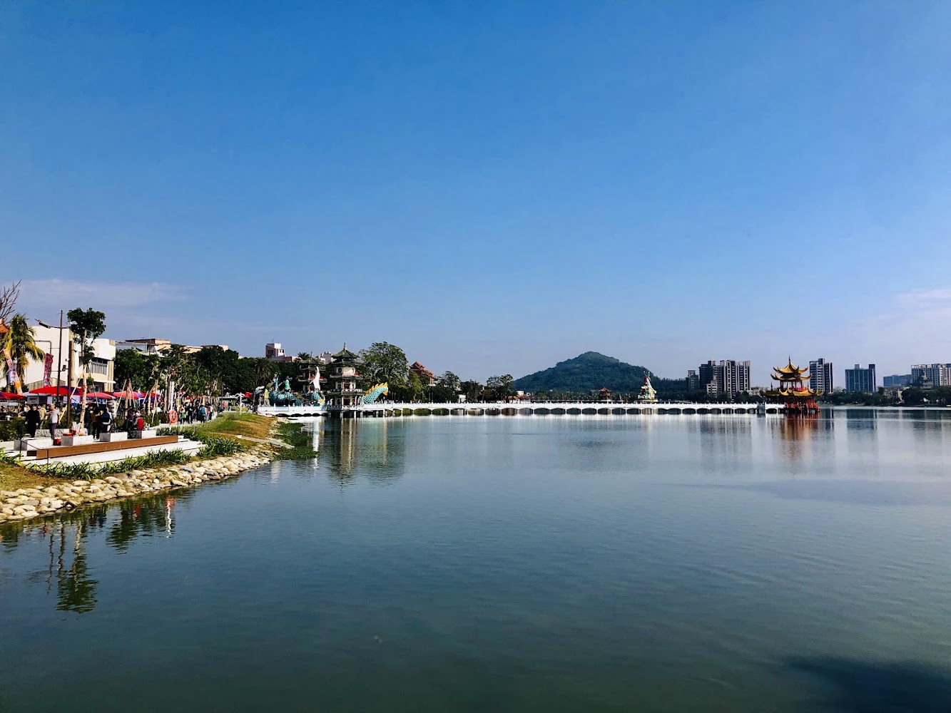 蓮池潭湖邊建築橋樑與遊客全景