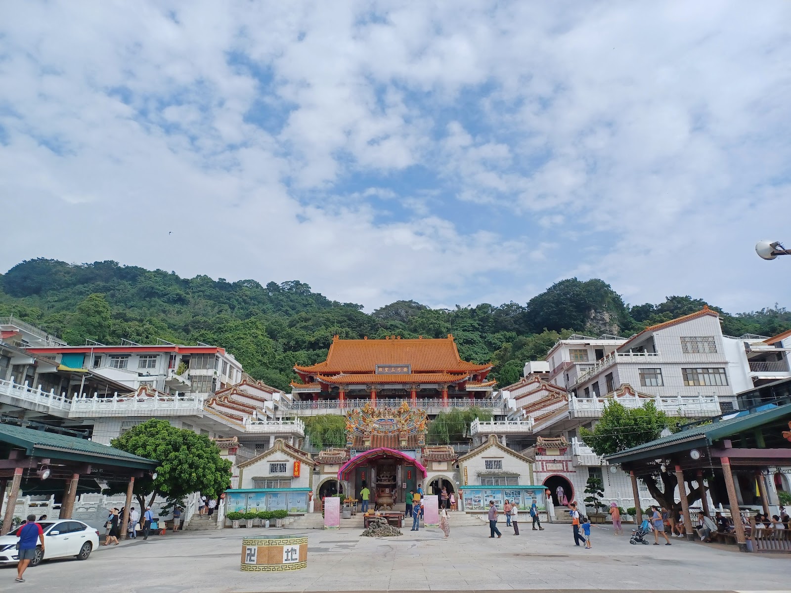 大崗山超峰寺廟宇建築與山景