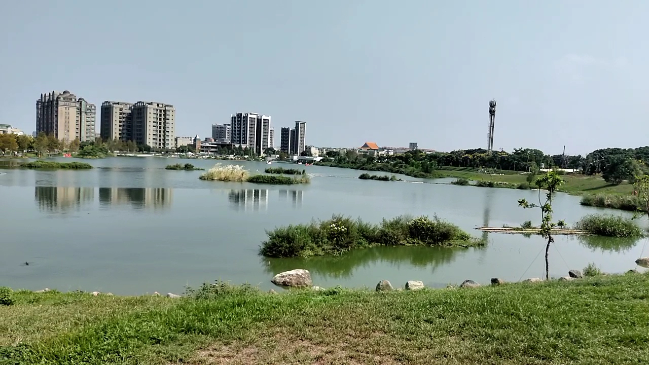 大湖泊小島與高樓景觀