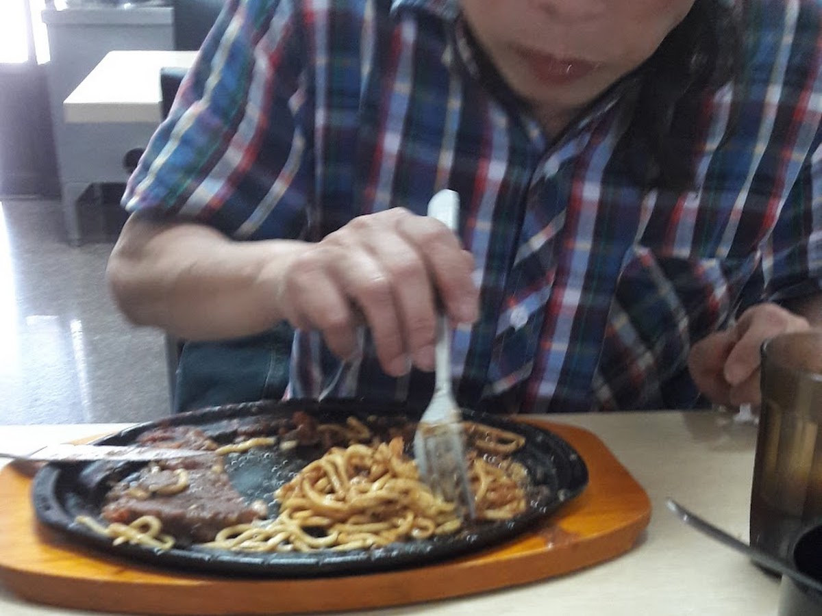 馥香牛排鐵板麵，醬汁濃郁，客人正在享用