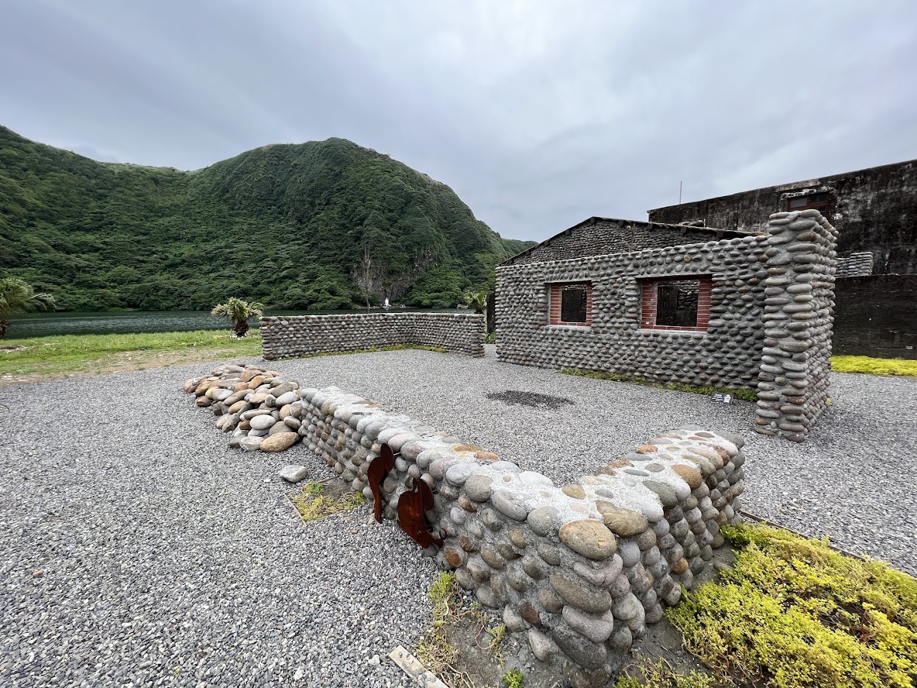 鵝卵石堆砌建築遺跡與山丘湖泊