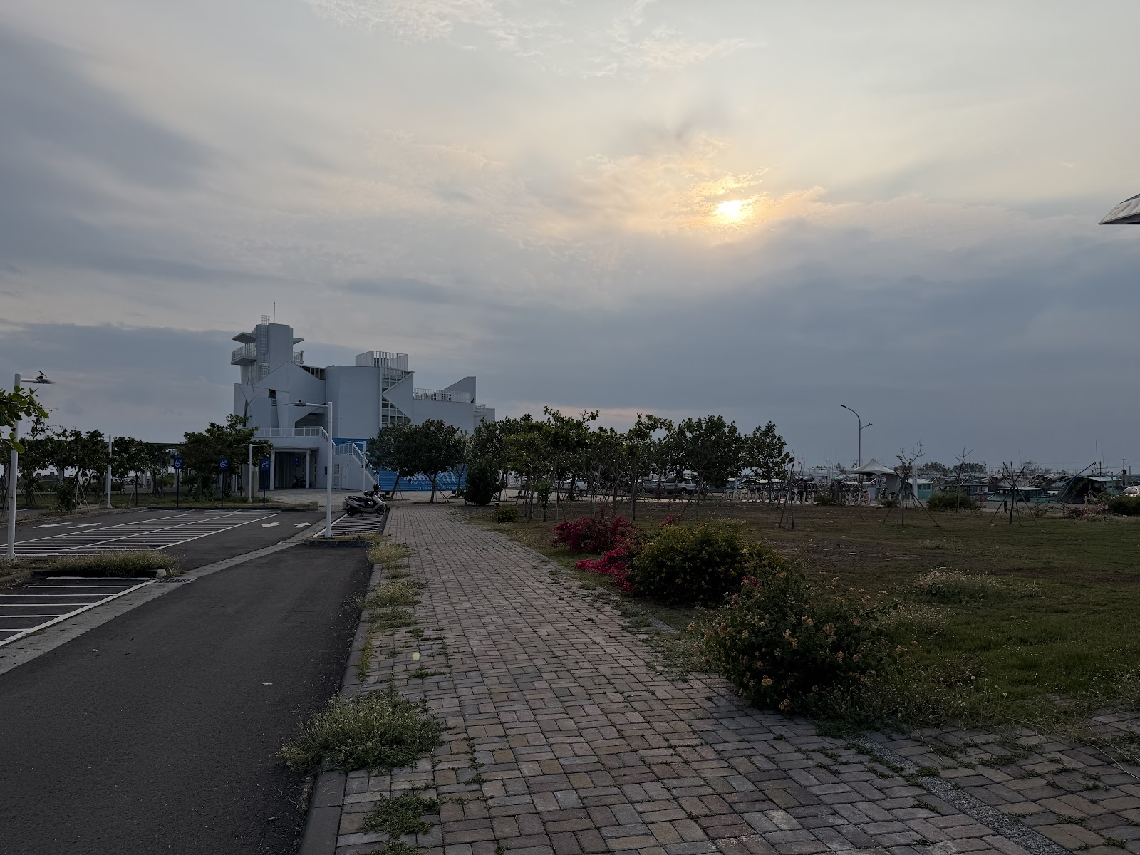 TAIWAN Hi 新園海洋航運園區 黃昏傍晚 磚石步道 夕陽