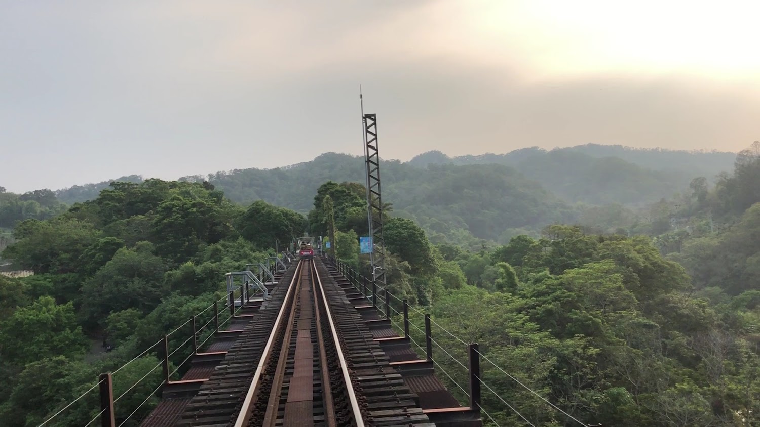 森林山谷之間的舊山線鐵路橋景觀