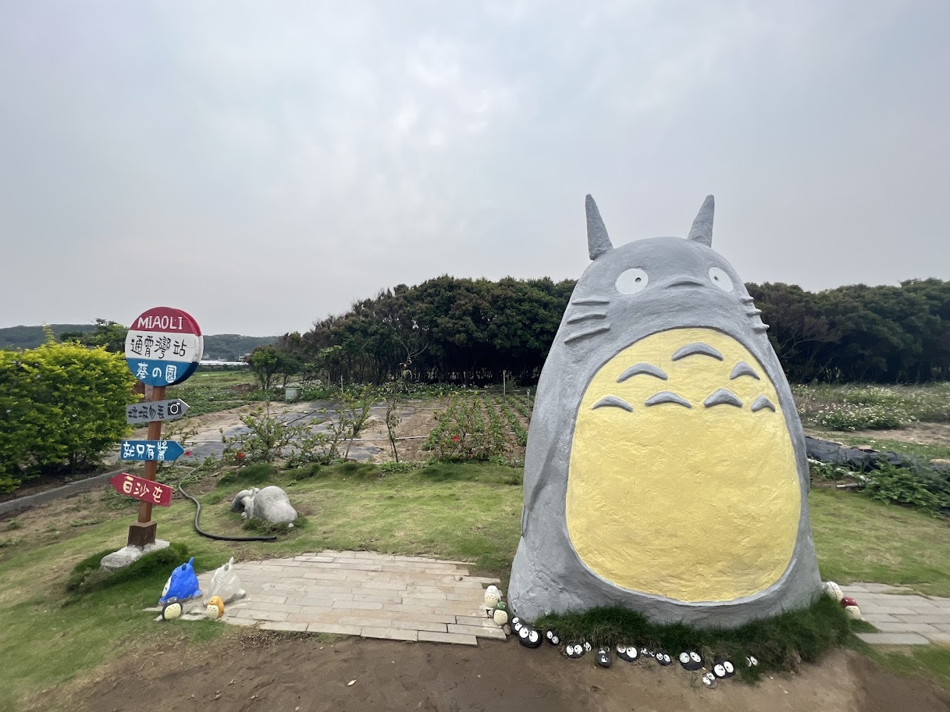 苗栗龍貓公車站雕像