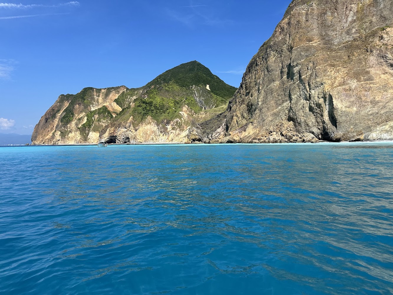 藍海與龜山島海岸山壁景色