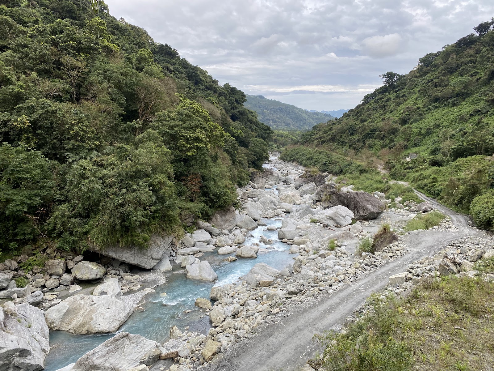 湧泉露天風呂附近橋上俯瞰藍色溪谷
