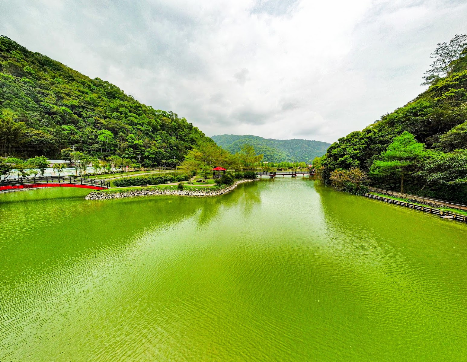 宜蘭員山望龍埤空拍俯瞰翠綠湖水山巒全景