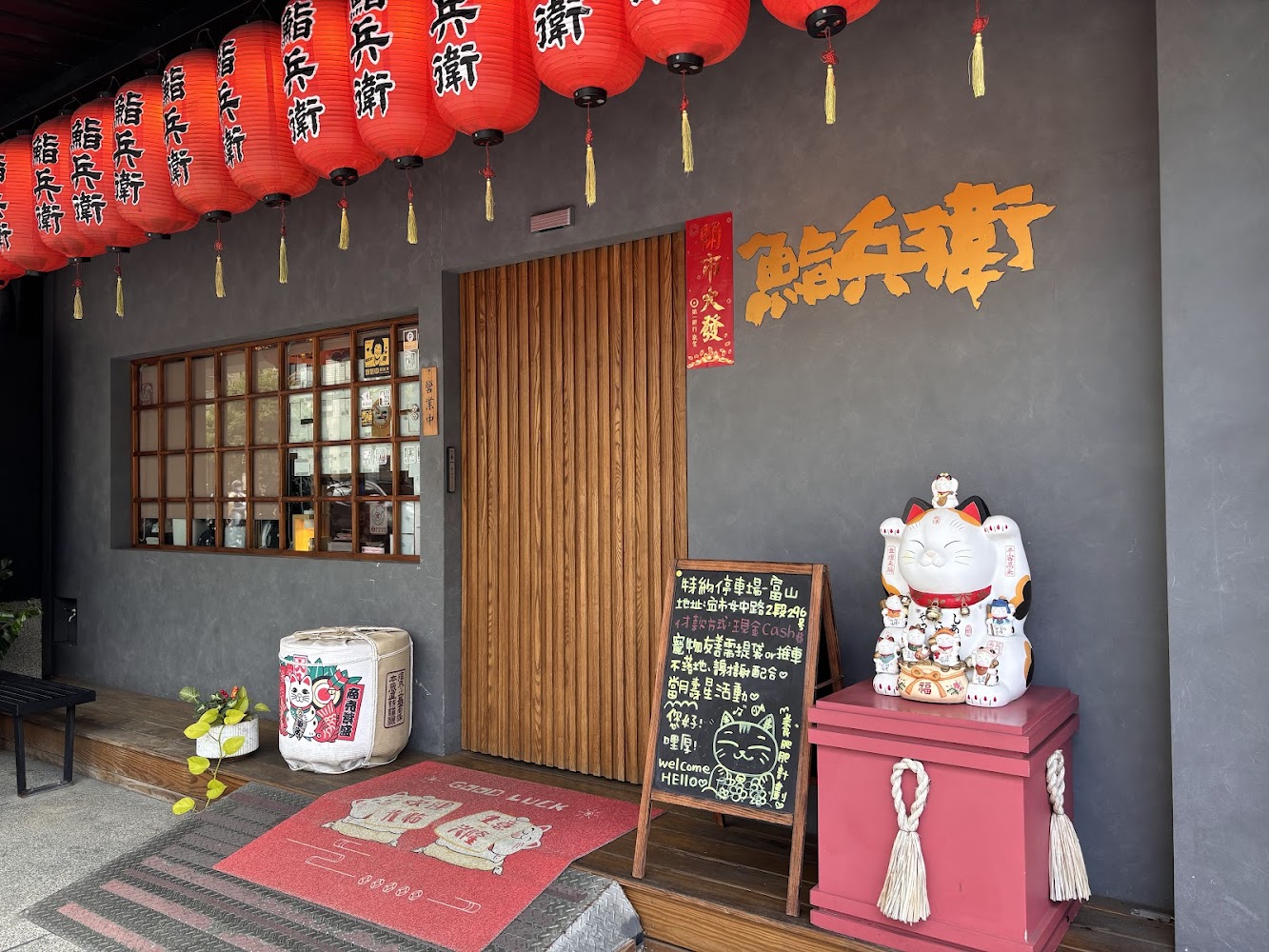 店外打卡感強烈的海鮮丼代表餐點