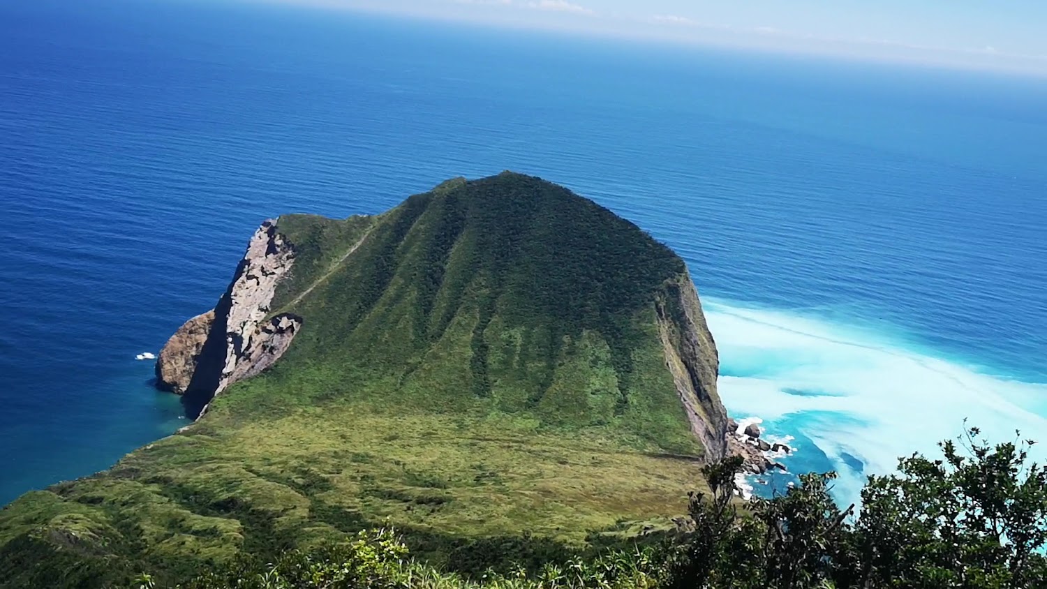 401高地遠看整座綠色山丘三面環海