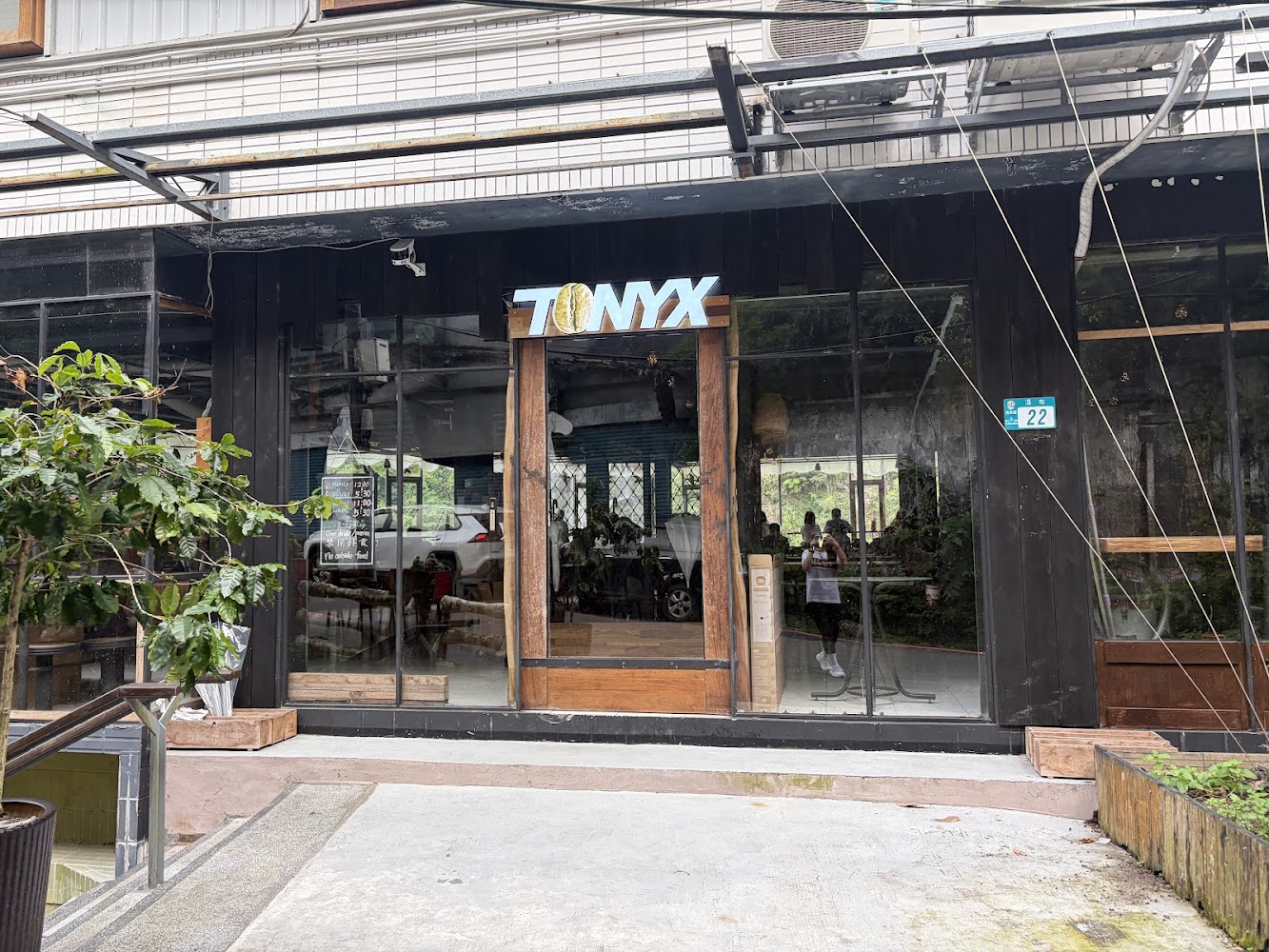TONYX店外觀玻璃屋設計