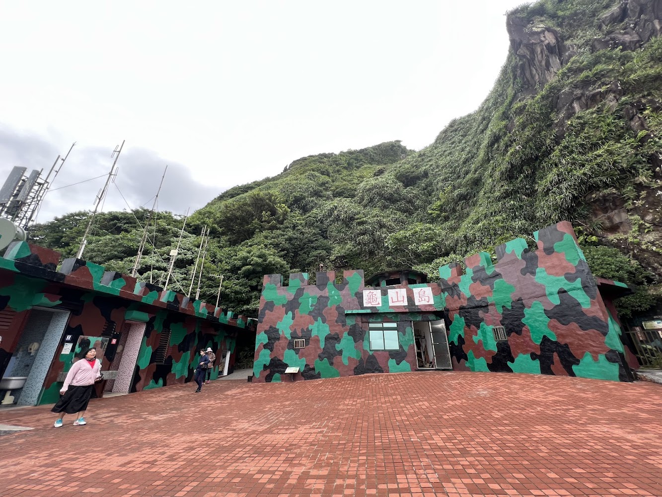 龜山島南岸碼頭迷彩建築與山坡景色