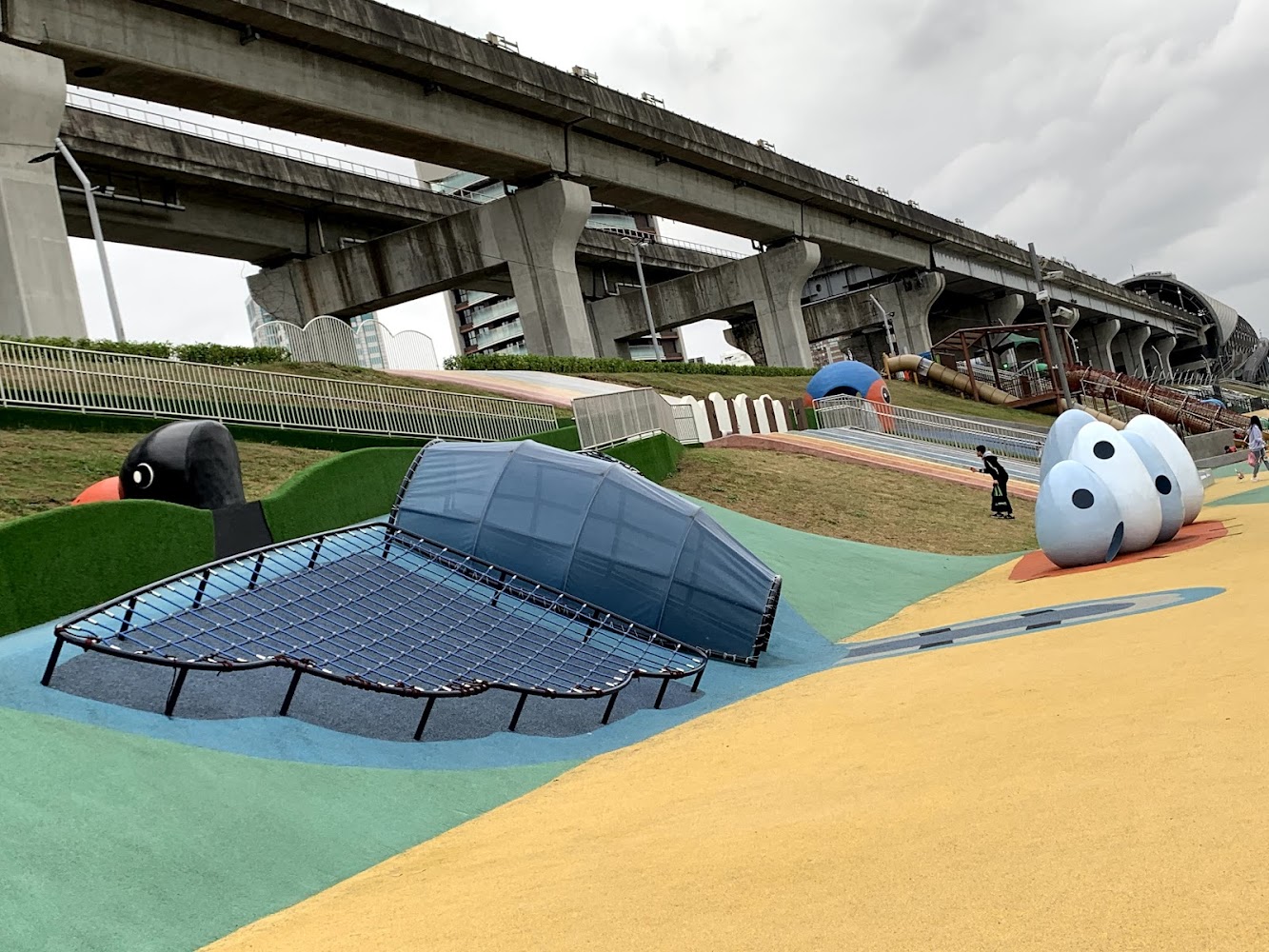新北大都會公園熊猴森樂園彩色戶外遊具