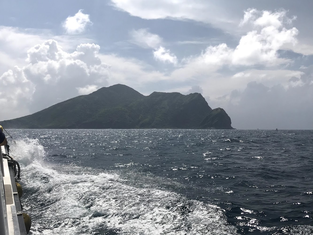 海上遠望龜山島的船景
