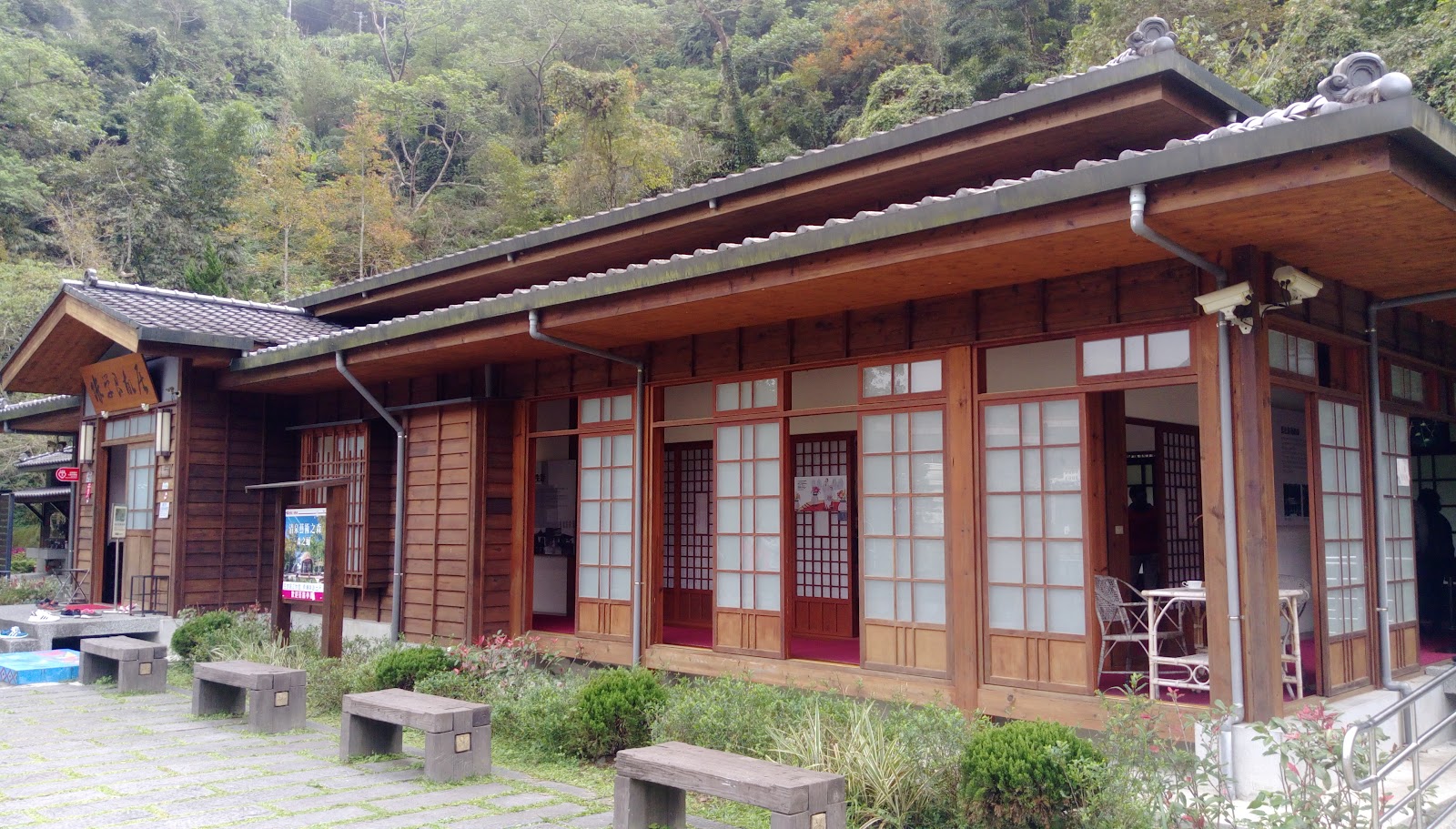 張學良故居廣場全貌與石凳，五峰清泉景點