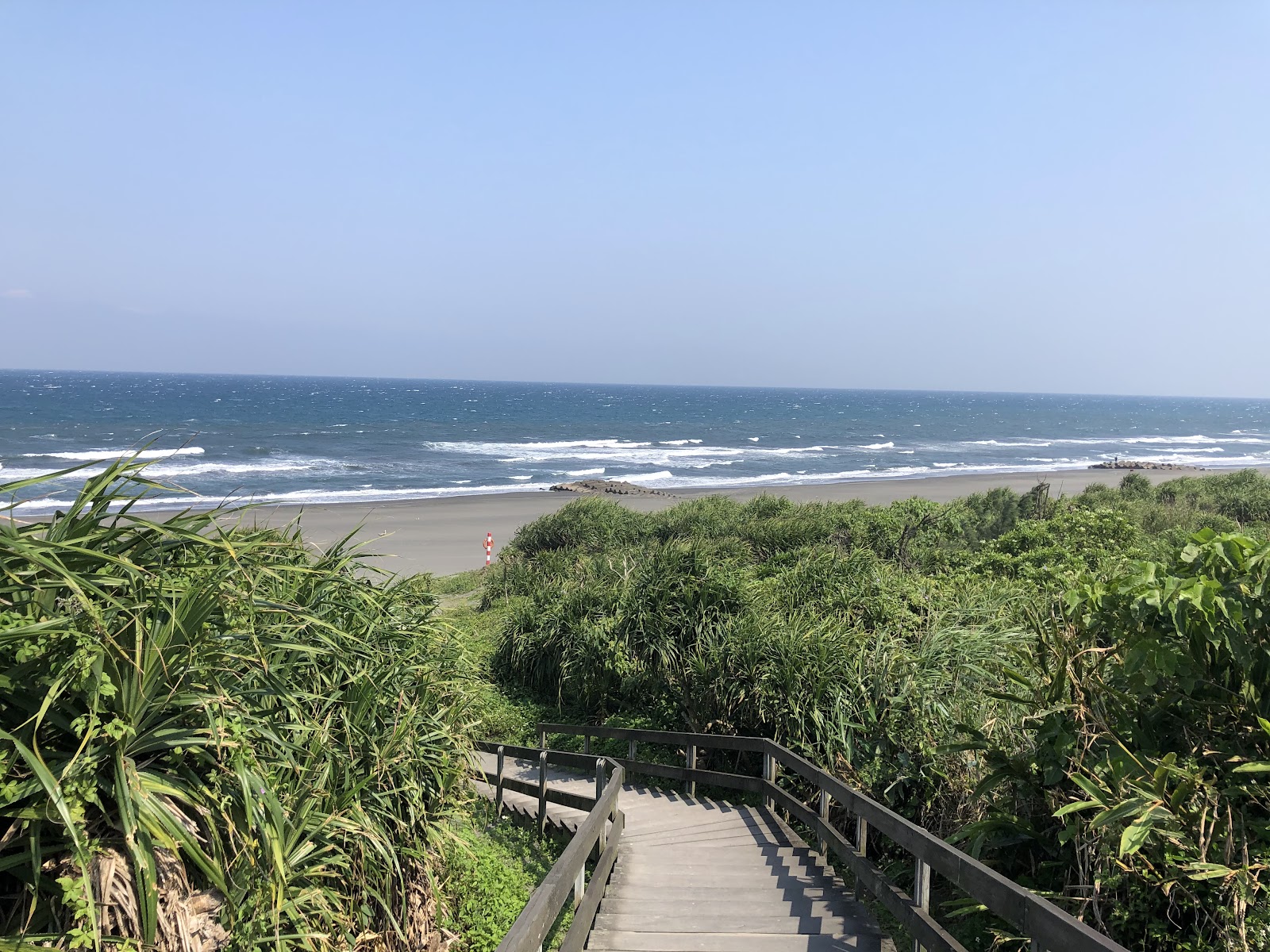 永鎮濱海遊憩區木棧道通向黑沙灘和太平洋