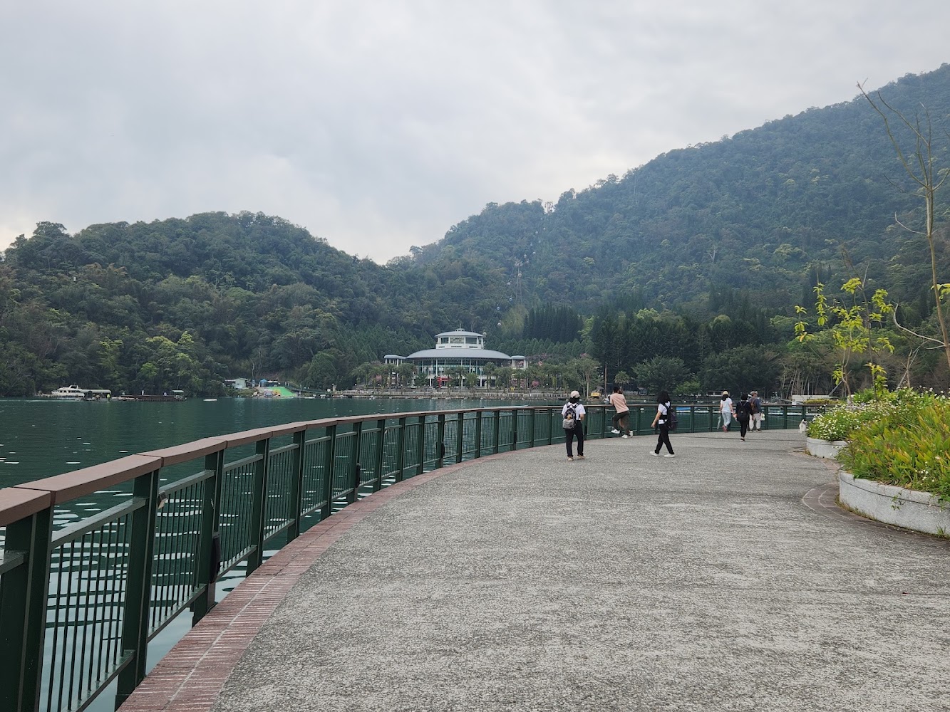 日月潭湖邊步道景觀