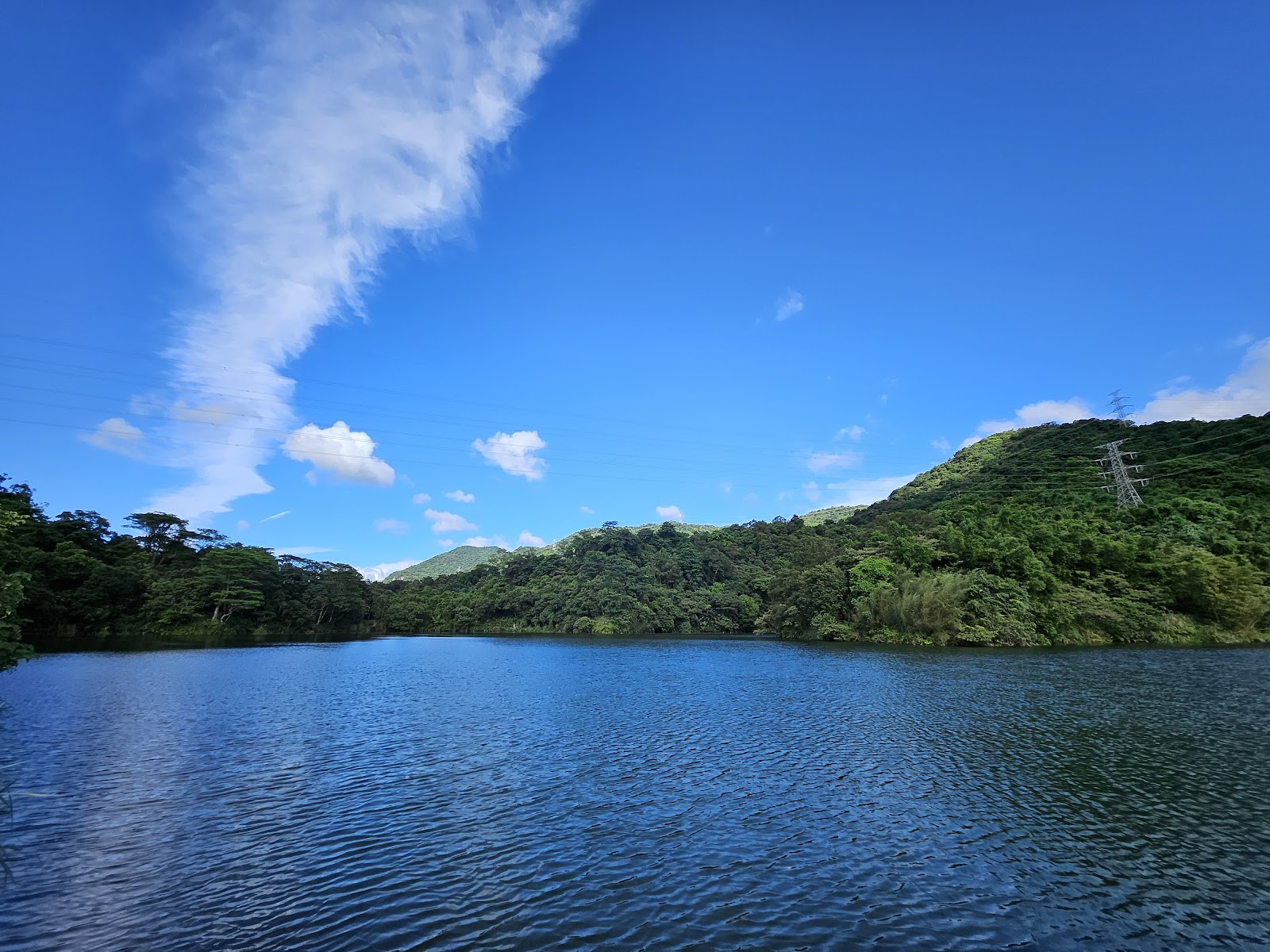新山夢湖晴天藍天白雲湖景全覽