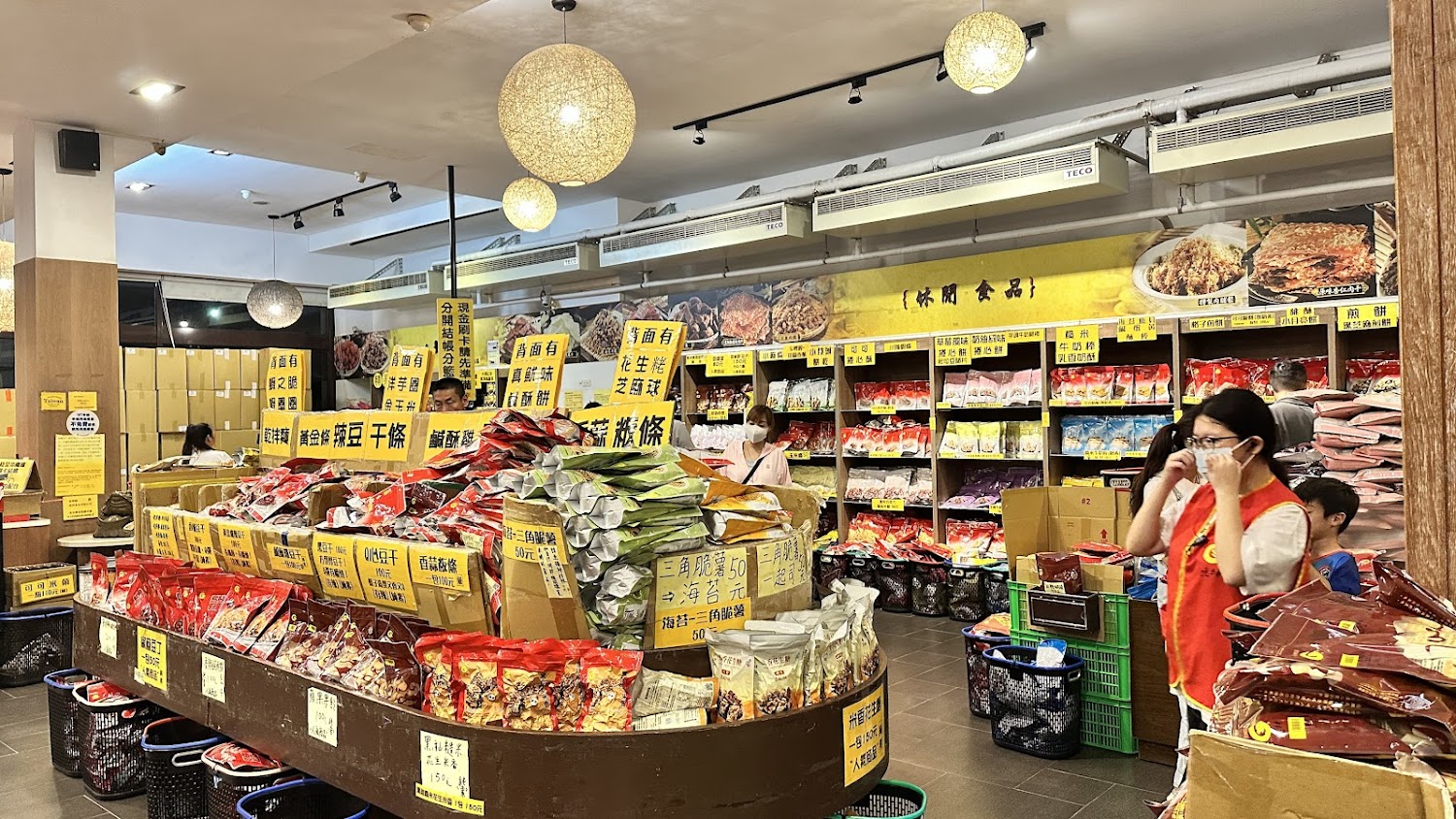 垂坤食品旗艦店各類零食貨架陳列