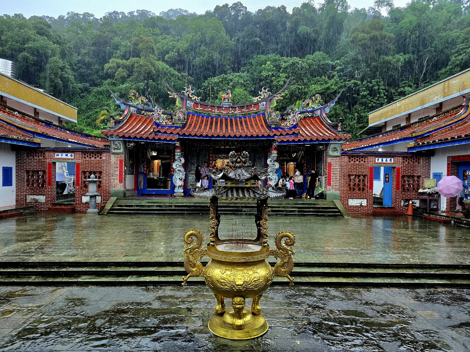 雨中清水岩寺廟院金色香爐積水反光彰化