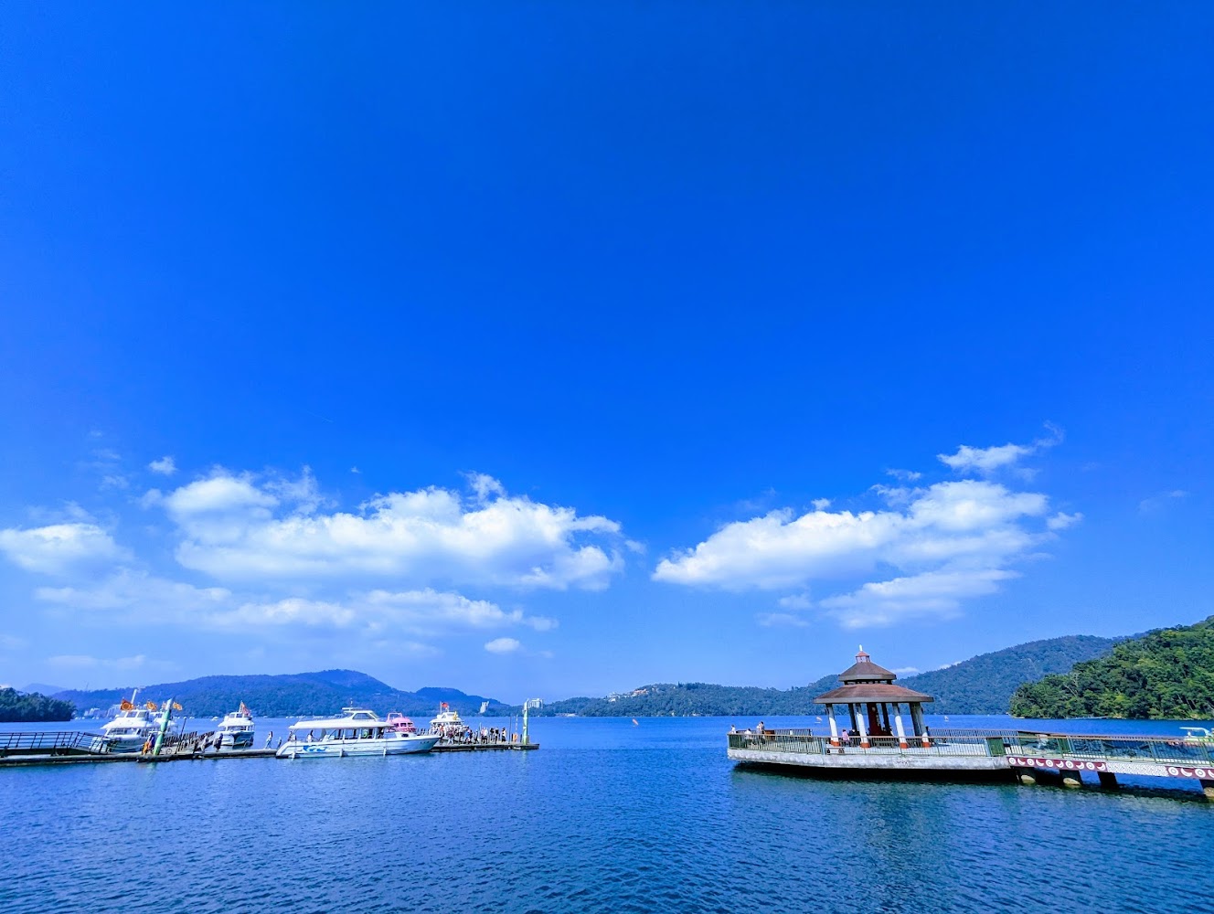 伊達邵碼頭平台藍天白雲與遊艇景色