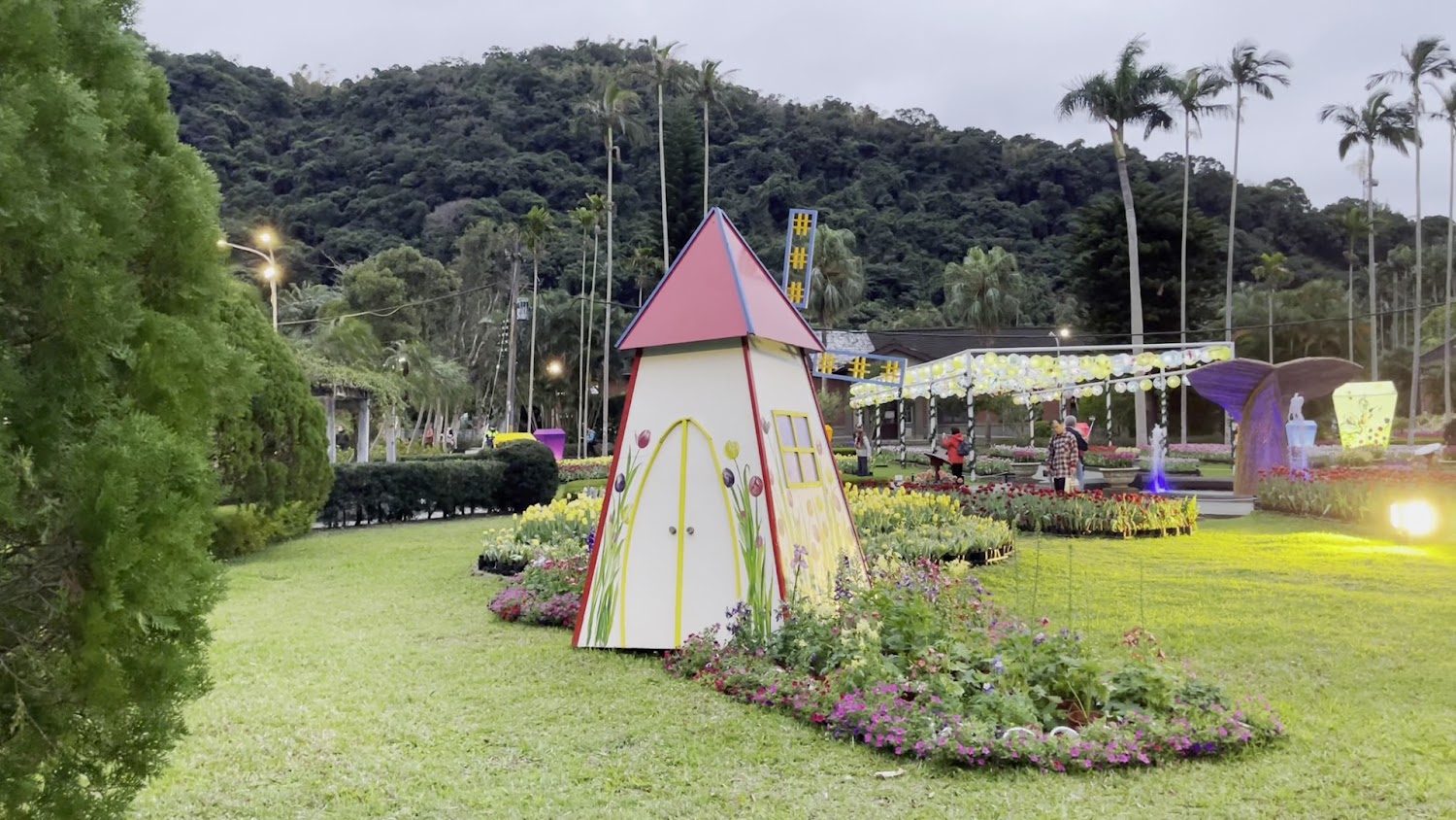 可愛裝飾小屋與花卉