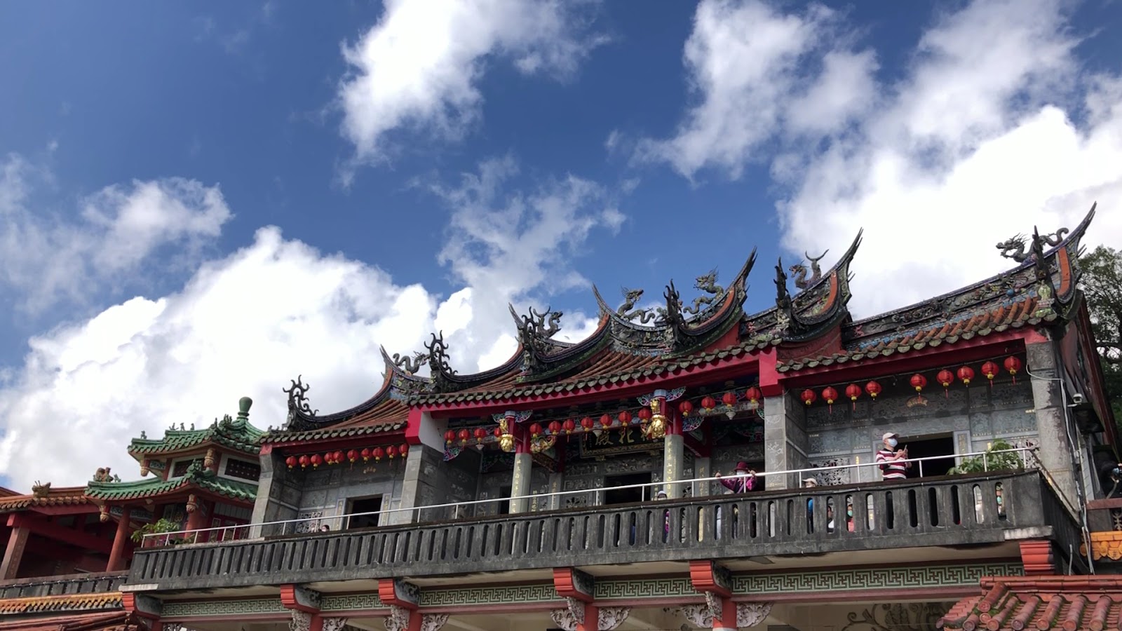 拱北殿廟宇屋頂龍雕裝飾搭配藍天白雲