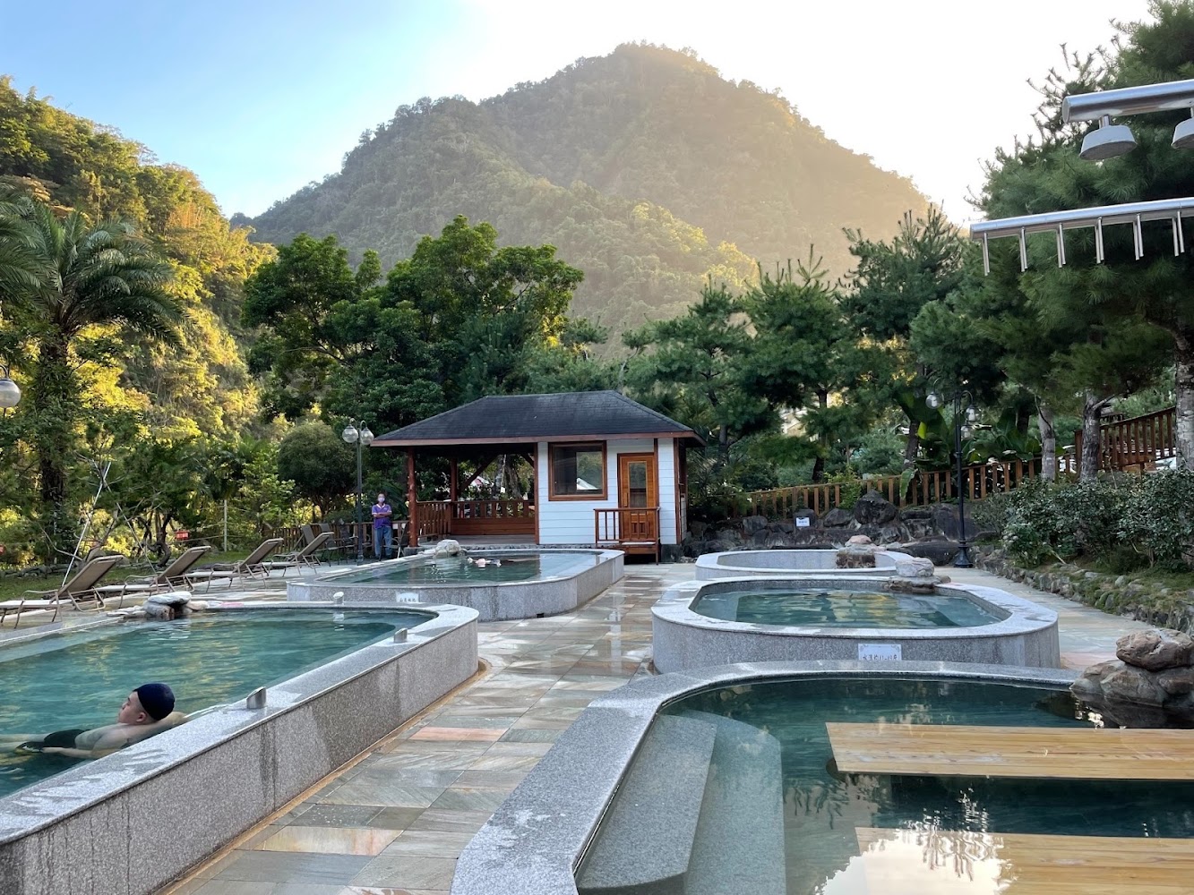 戶外溫泉池與綠樹高山景色
