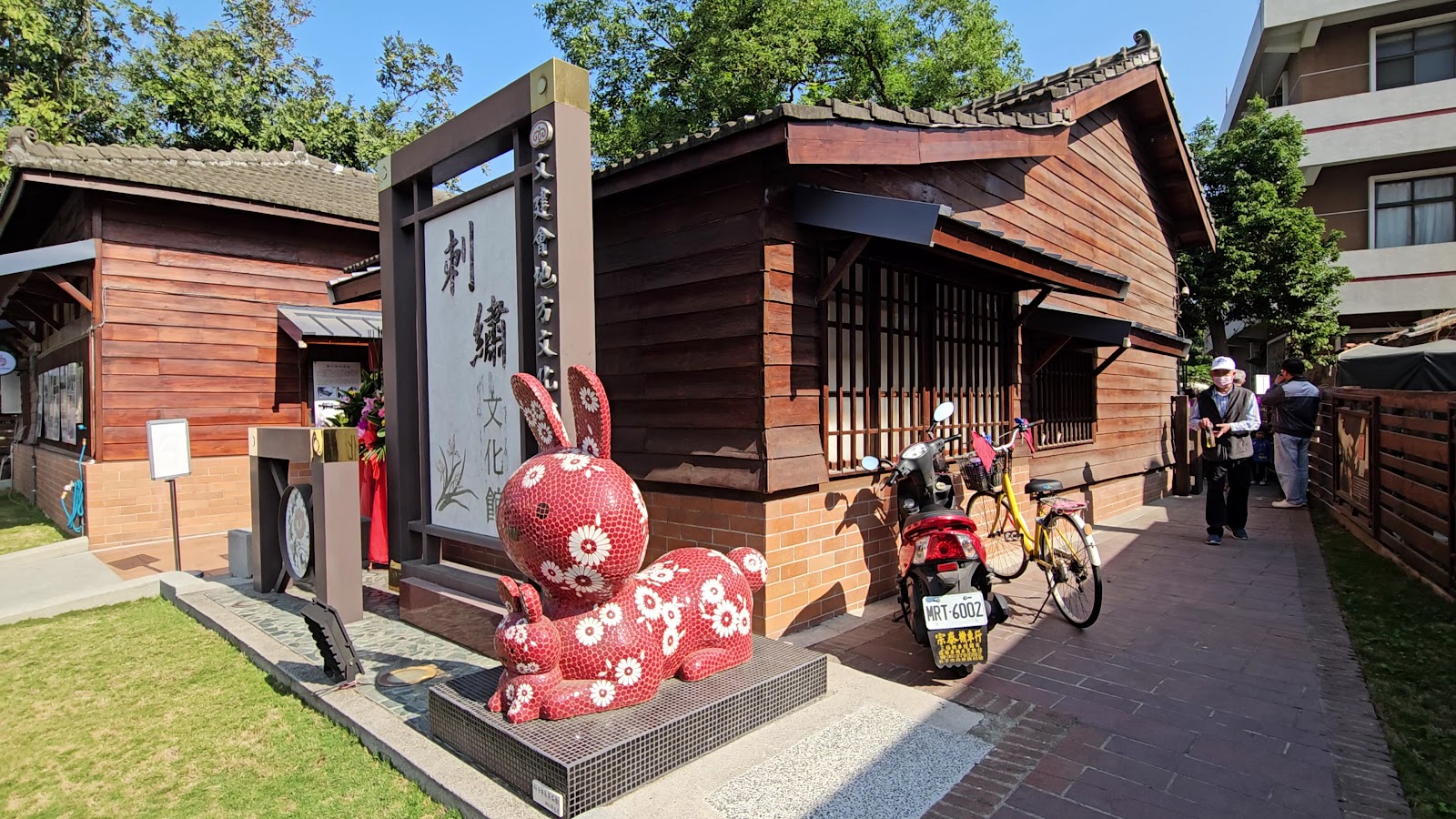 刺繡文化館廣場鮮豔紅色大兔子公共藝術雕塑,藍天映襯