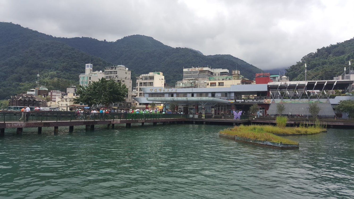 伊達邵碼頭湖畔步道與建築全景