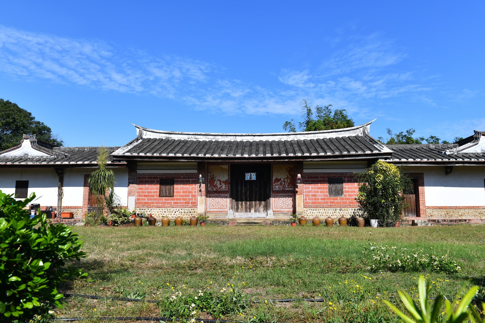筱雲山莊建築群燕尾翹脊彩繪壁畫藍天