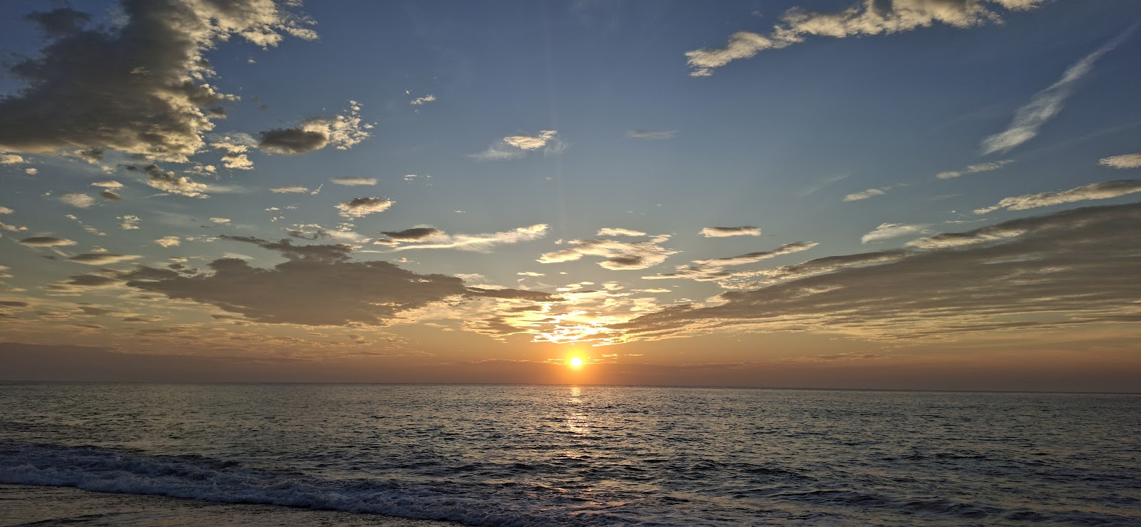 台東達仁鄉南田海灘眺望太平洋日落橘紅色夕陽映照海面