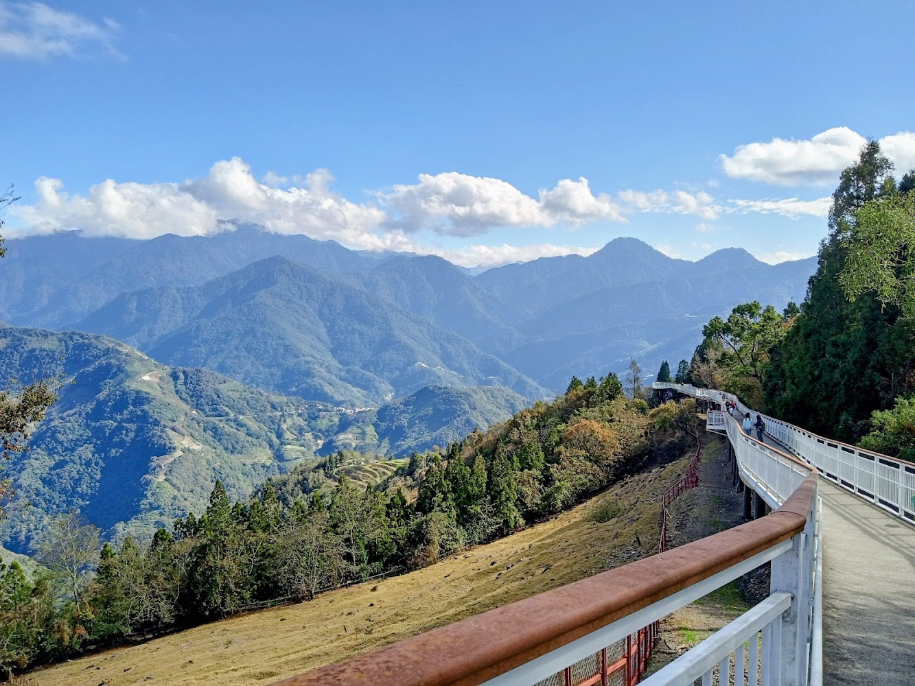 清境高空觀景步道與山巒景色