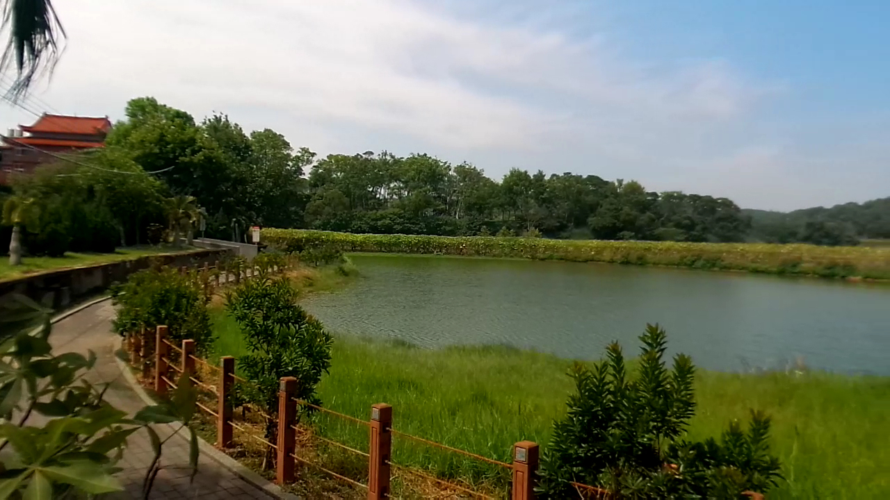 龍昇湖環湖步道，龍湖宮屋頂映入湖面