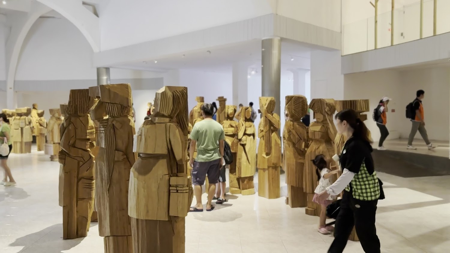 室內美術館空間擺放大型木雕人像