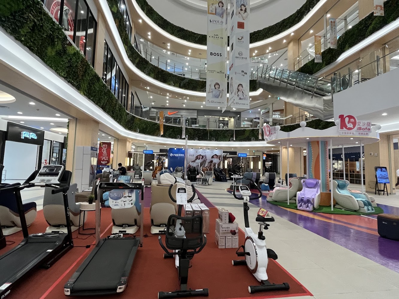 台南三井 Outlet 室內展售與休憩空間