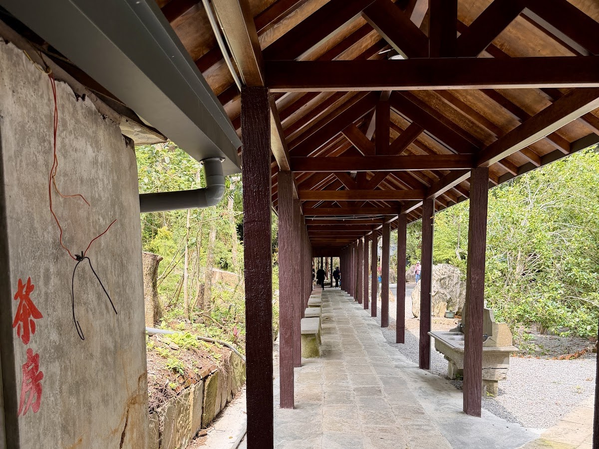 大湖法雲禪寺長廊深色木柱石板步道延伸透視感
