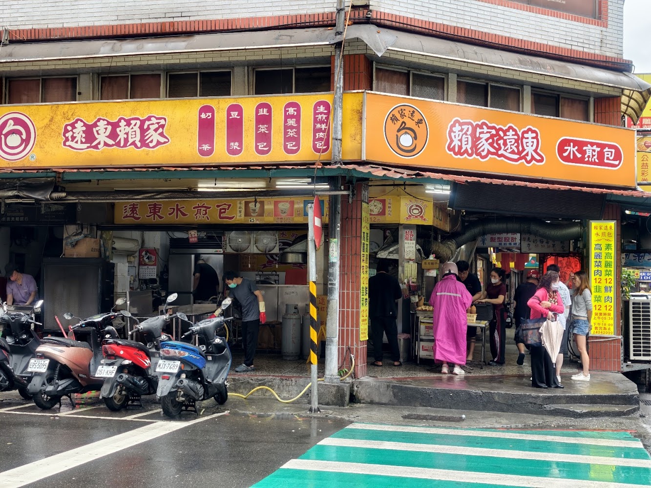 遠東賴家水煎包店外排隊人潮與黃色招牌